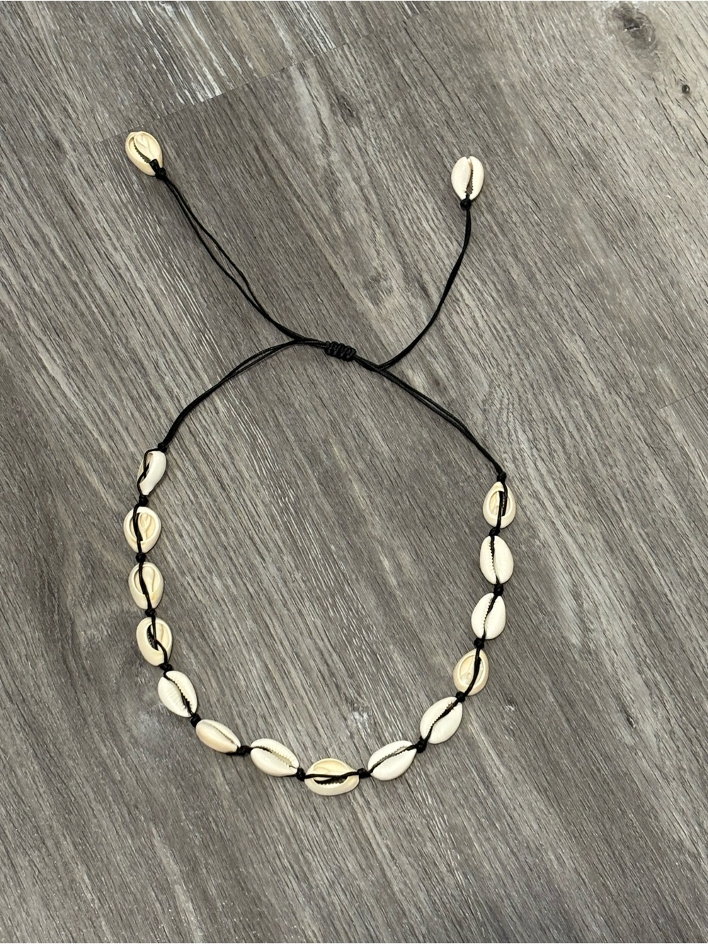 Black shell necklace (can be tightened and loosened)